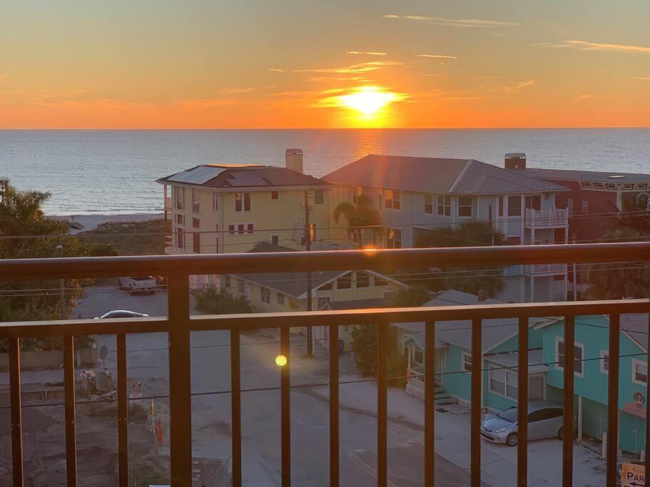 Gulf Coast Gold Private Condo - 2Bed, 2Bath, Sleep 6, Across Street From Beach, Balcony Views Of Sunsets, Beach & Gulf, Pool, Gym St. Pete Beach Dış mekan fotoğraf